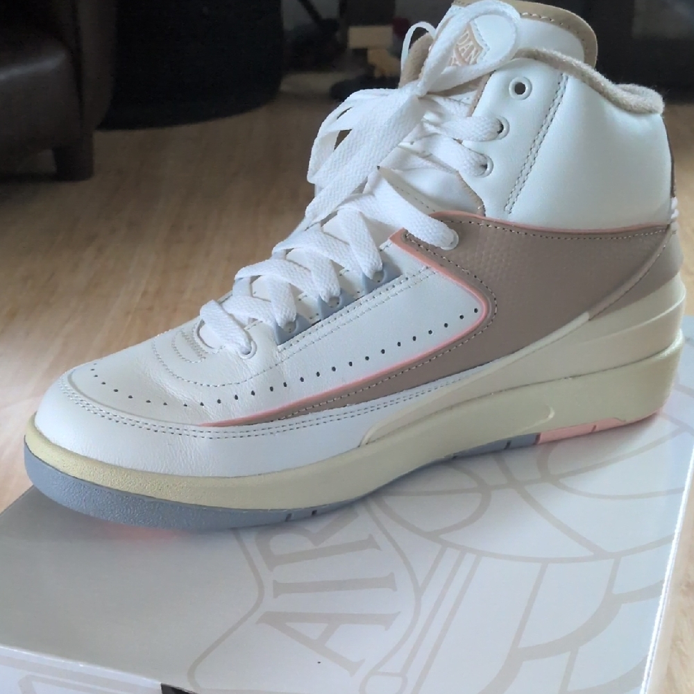 ✨ NIB Air Jordan 2 Women's Retro High Tops Desert Sunset Haze Color Size US 8.5 - Picture 2 of 6